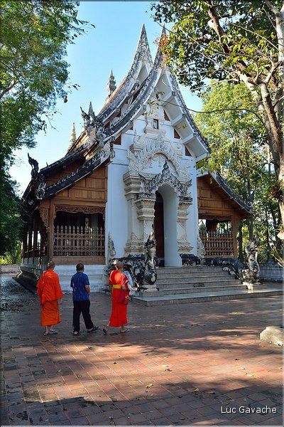 Les multiples temples d'Analayo dominent le lac et la ville de Phayao. (23)