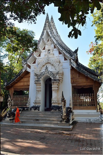 Les multiples temples d'Analayo dominent le lac et la ville de Phayao. (24)