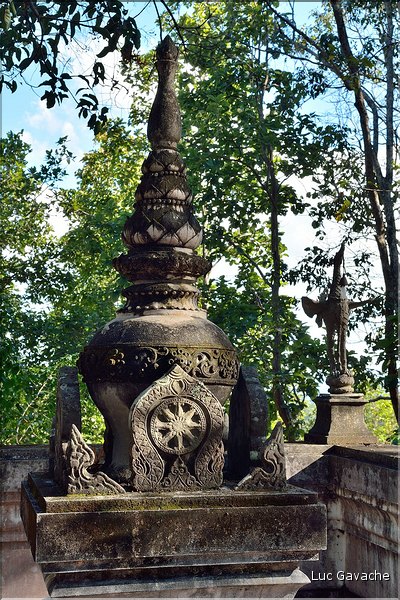 Les multiples temples d'Analayo dominent le lac et la ville de Phayao. (25)