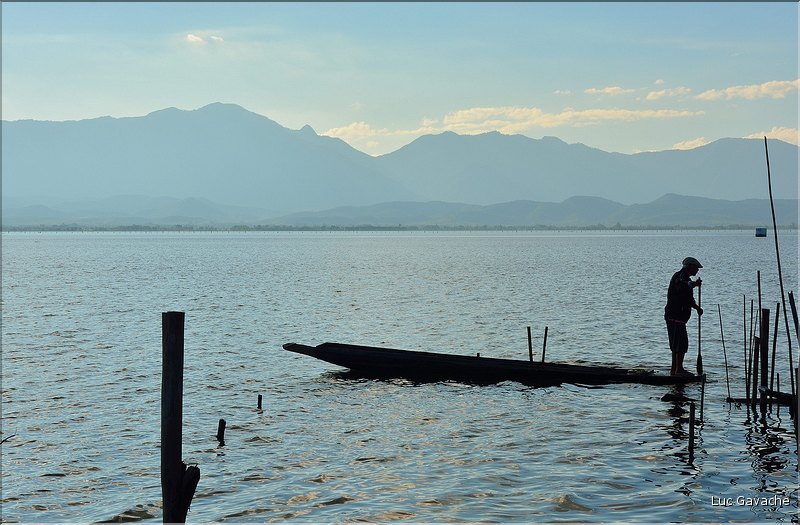 Le très ancien temple bouddhiste de Tilok Aram est situé sur une île au cur du Lac de Phayao. (1)