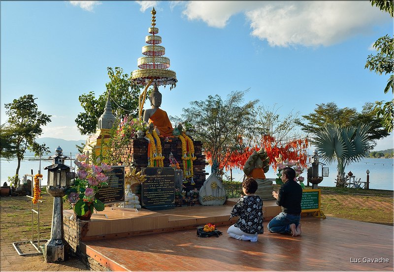 Le très ancien temple bouddhiste de Tilok Aram est situé sur une île au cur du Lac de Phayao. (3)