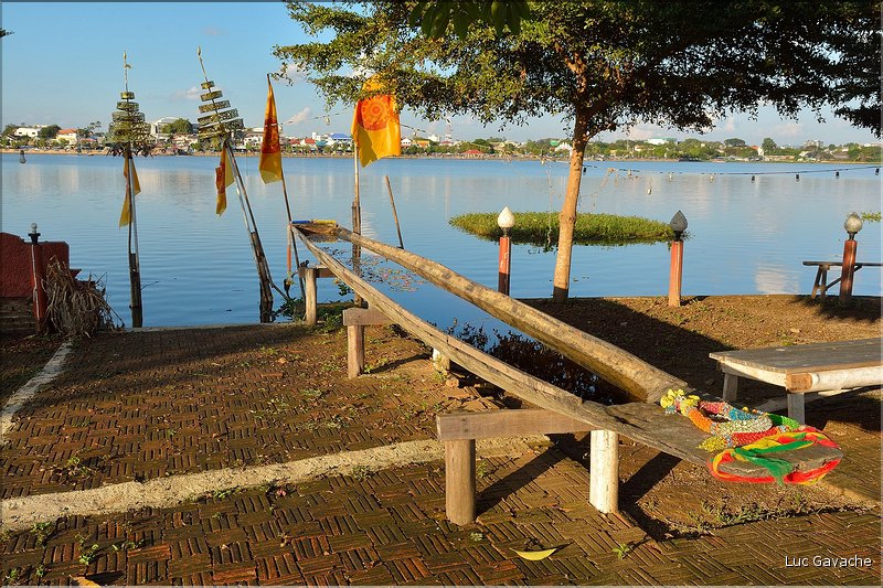 Le très ancien temple bouddhiste de Tilok Aram est situé sur une île au cur du Lac de Phayao. (8)