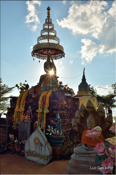 Le très ancien temple bouddhiste de Tilok Aram est situé sur une île au cur du Lac de Phayao. (9)