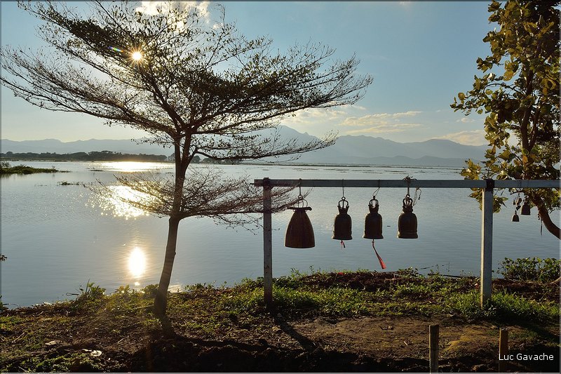 Le très ancien temple bouddhiste de Tilok Aram est situé sur une île au cur du Lac de Phayao. (13)