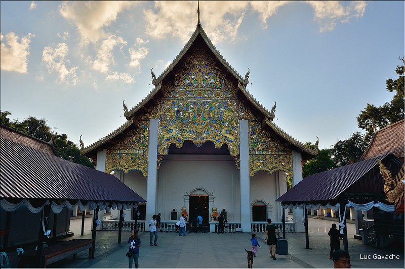 Le temple Bouddhiste principale de Phayao abrite un immense bouddha assis doré à l'or fin. (1)