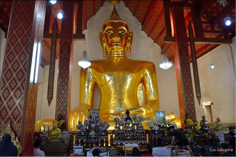 Le temple Bouddhiste principale de Phayao abrite un immense bouddha assis doré à l'or fin. (2)