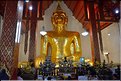 Le temple Bouddhiste principale de Phayao abrite un immense bouddha assis doré à l'or fin. (2)
