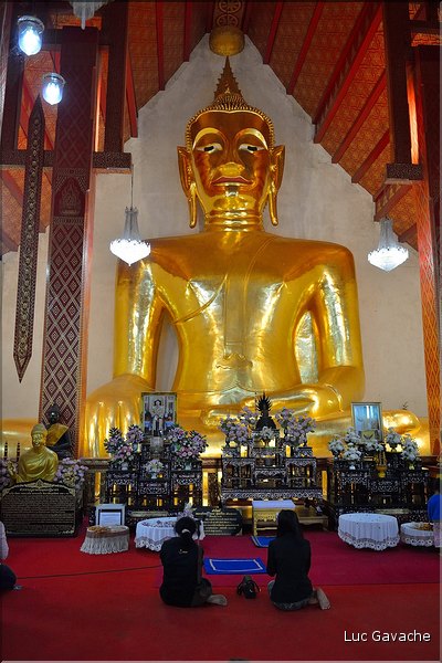 Le temple Bouddhiste principale de Phayao abrite un immense bouddha assis doré à l'or fin. (3)