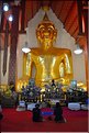 Le temple Bouddhiste principale de Phayao abrite un immense bouddha assis doré à l'or fin. (3)