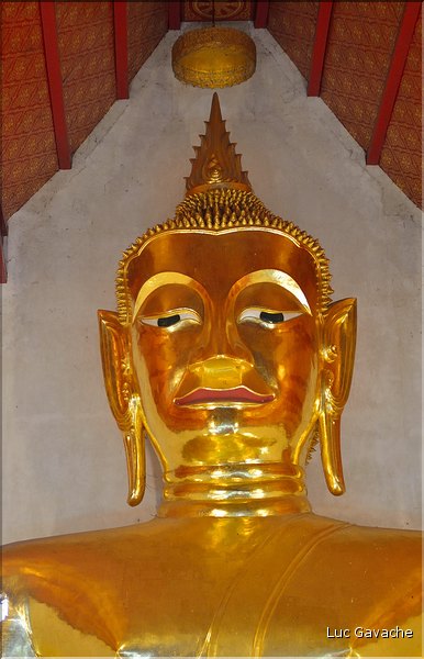 Le temple Bouddhiste principale de Phayao abrite un immense bouddha assis doré à l'or fin. (4)