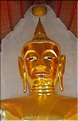 Le temple Bouddhiste principale de Phayao abrite un immense bouddha assis doré à l'or fin. (4)