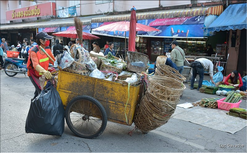 Dans les rues et au marché de Chiang Ra. (10)