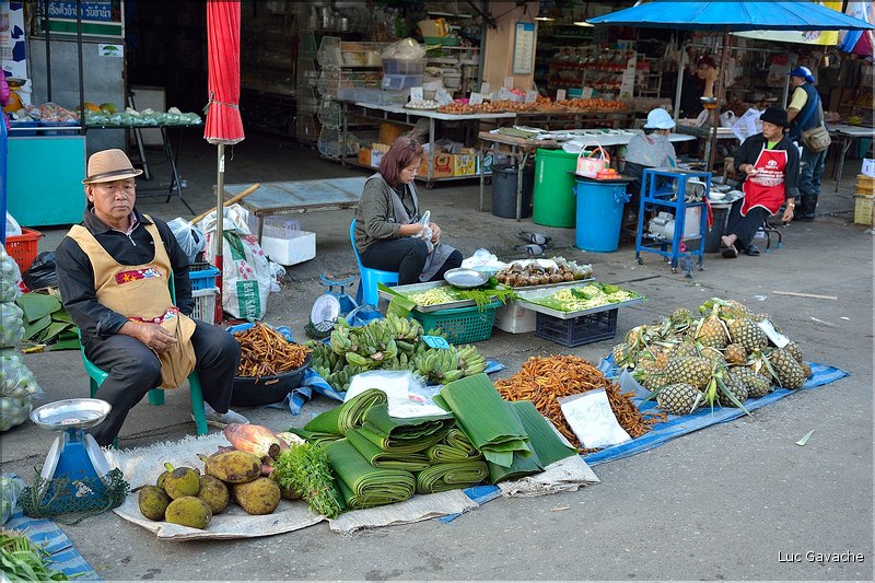 Dans les rues et au marché de Chiang Ra. (11)