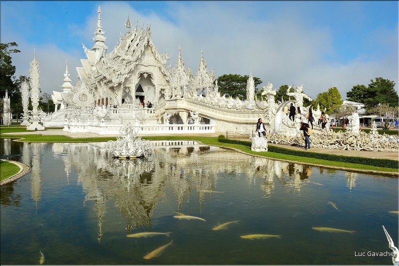 Temple bouddhiste contemporain de Wat Rong Khun dans les environs de Chiang Ra. (1)
