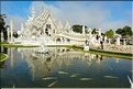 Temple bouddhiste contemporain de Wat Rong Khun dans les environs de Chiang Ra. (1)