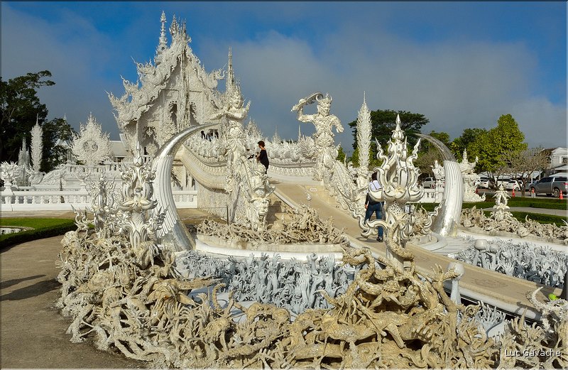 Temple bouddhiste contemporain de Wat Rong Khun dans les environs de Chiang Ra. (2)