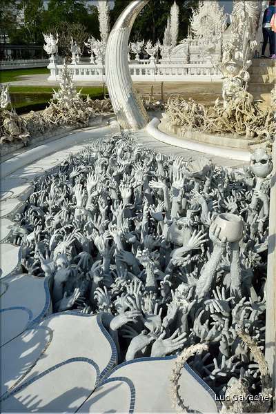 Temple bouddhiste contemporain de Wat Rong Khun dans les environs de Chiang Ra. (3)