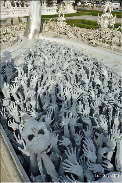 Temple bouddhiste contemporain de Wat Rong Khun dans les environs de Chiang Ra. (4)