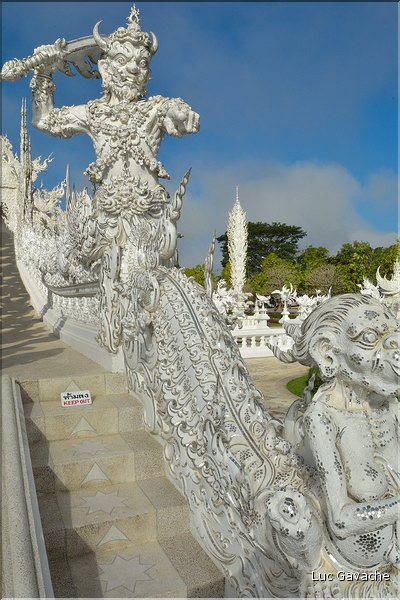 Temple bouddhiste contemporain de Wat Rong Khun dans les environs de Chiang Ra. (5)