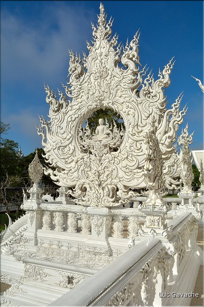 Temple bouddhiste contemporain de Wat Rong Khun dans les environs de Chiang Ra. (7)