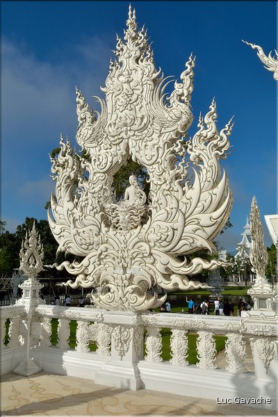 Temple bouddhiste contemporain de Wat Rong Khun dans les environs de Chiang Ra. (8)