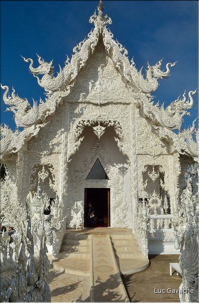 Temple bouddhiste contemporain de Wat Rong Khun dans les environs de Chiang Ra. (9)