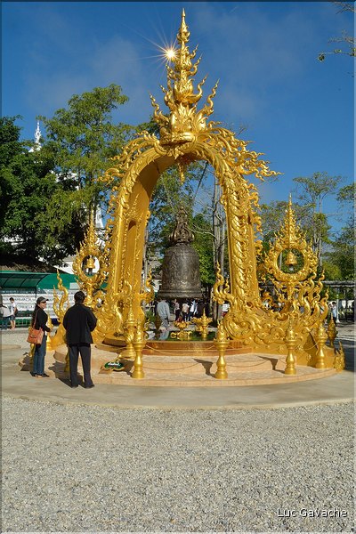 Temple bouddhiste contemporain de Wat Rong Khun dans les environs de Chiang Ra. (12)