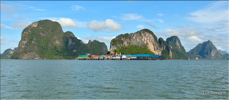 Le village lacustre de Ko Panyee  dans la Baie de Phang Nga est occupé par des gitans de la mer de confession musulmane. (1)