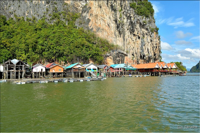 Le village lacustre de Ko Panyee  dans la Baie de Phang Nga est occupé par des gitans de la mer de confession musulmane. (22)