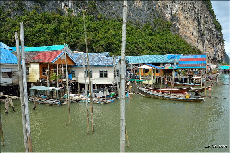Le village lacustre de Ko Panyee  dans la Baie de Phang Nga est occupé par des gitans de la mer de confession musulmane. (27)