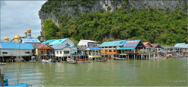 Le village lacustre de Ko Panyee  dans la Baie de Phang Nga est occupé par des gitans de la mer de confession musulmane. (29)