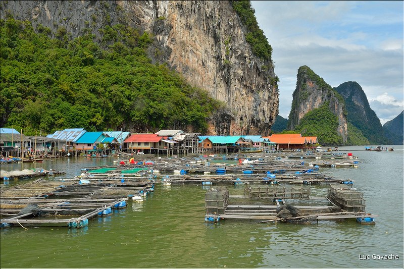 Le village lacustre de Ko Panyee  dans la Baie de Phang Nga est occupé par des gitans de la mer de confession musulmane. (31)