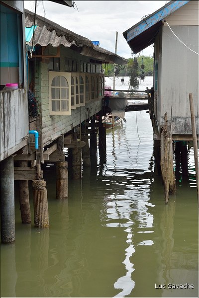 Le village lacustre de Ko Panyee  dans la Baie de Phang Nga est occupé par des gitans de la mer de confession musulmane. (32)