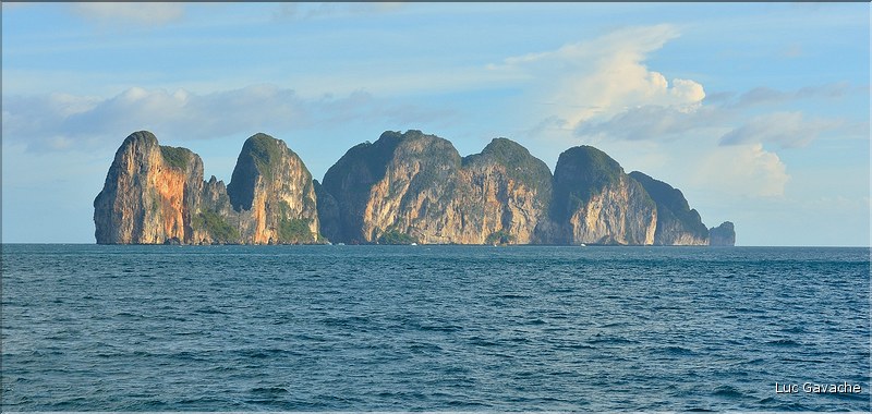 L'île de Phi Phi Ley se situe à quelques kilomètres au sud de Phi Phi Don. (1)