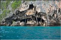Phi Phi Ley, abrite une immense grotte oú les gitans de la mer vont extraire les nids dhirondelles dont les Chinois raffolent. (1)