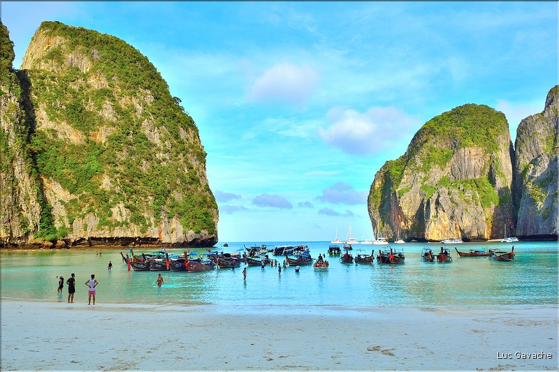 La célèbre plage de Maya bay de l'île Phi Phi Ley. (1)