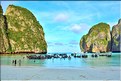 La célèbre plage de Maya bay de l'île Phi Phi Ley. (1)