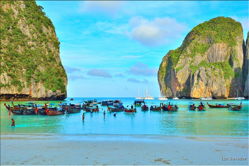 La célèbre plage de Maya bay de l'île Phi Phi Ley. (2)