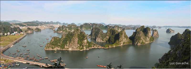 3 La baie d'Halong vu du Mont Bai Tho ou Mont du Poème. (1)