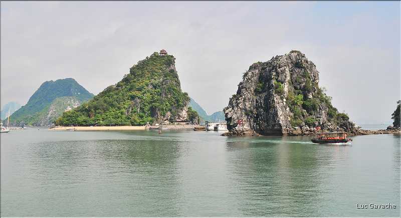 6 L'île de Ti Tôp, au cur de la Baie d'Halong, est l'une des rares à être accostable. (1)