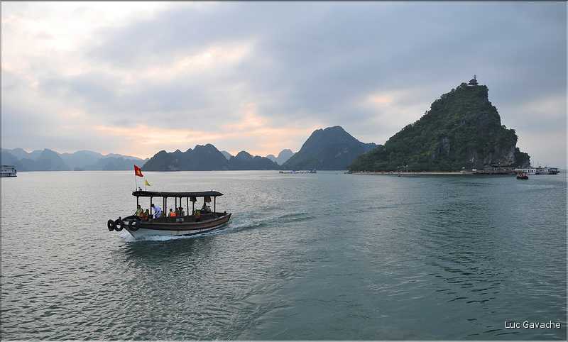 6 L'île de Ti Tôp, au cur de la Baie d'Halong, est l'une des rares à être accostable. (21)