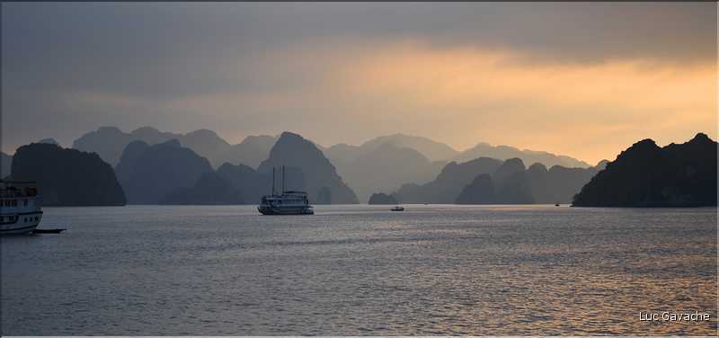 6 L'île de Ti Tôp, au cur de la Baie d'Halong, est l'une des rares à être accostable. (30)