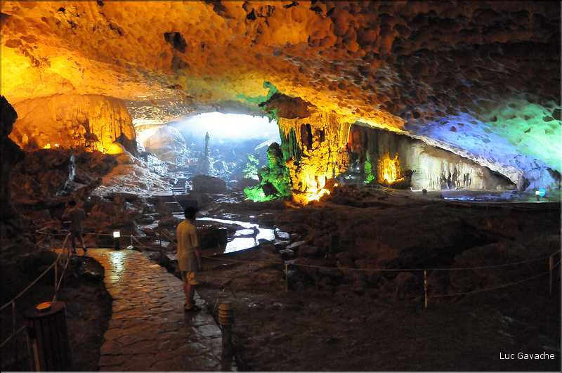 7 A proximité de l'île Ti Tôp se trouve la grotte de la Surprise. (10)