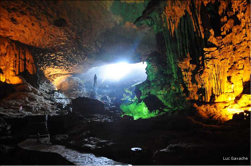 7 A proximité de l'île Ti Tôp se trouve la grotte de la Surprise. (11)