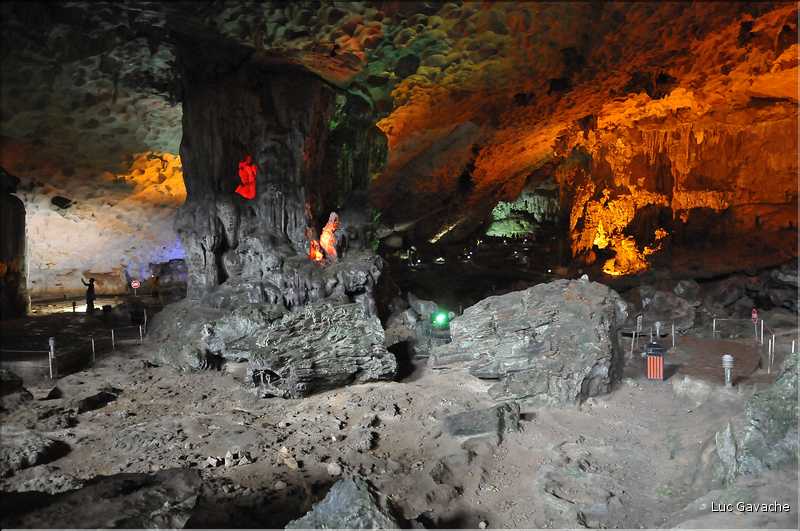7 A proximité de l'île Ti Tôp se trouve la grotte de la Surprise. (12)