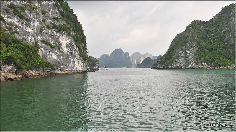 9 La baie d'Halong est composée de près de 2.000 îles sillonnées par des bateaux de pêcheurs, etc. (1)