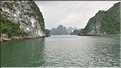 9 La baie d'Halong est composée de près de 2.000 îles sillonnées par des bateaux de pêcheurs, etc. (1)