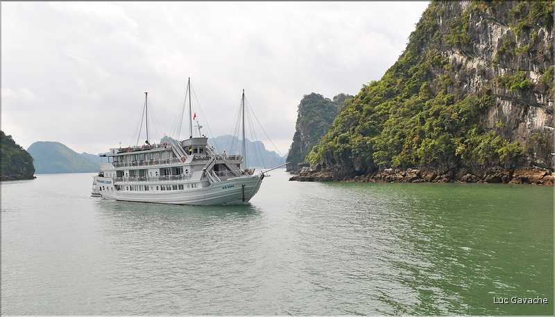 9 La baie d'Halong est composée de près de 2.000 îles sillonnées par des bateaux de pêcheurs, etc. (2)