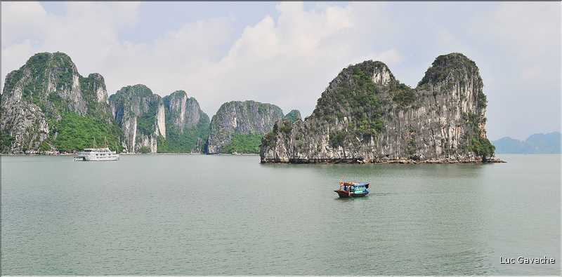 9 La baie d'Halong est composée de près de 2.000 îles sillonnées par des bateaux de pêcheurs, etc. (3)
