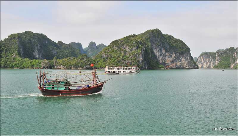 9 La baie d'Halong est composée de près de 2.000 îles sillonnées par des bateaux de pêcheurs, etc. (7)